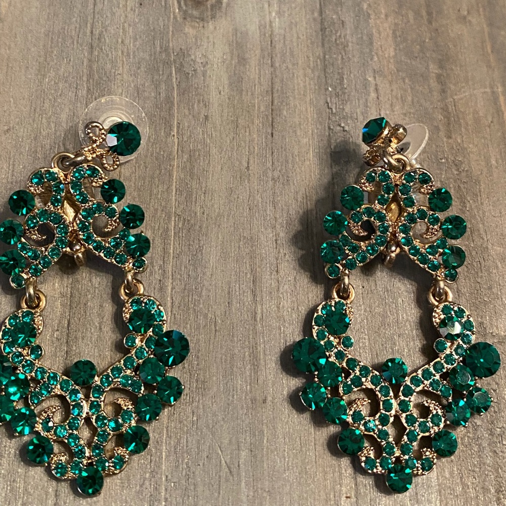 Stunning emerald color earrings with gold metal